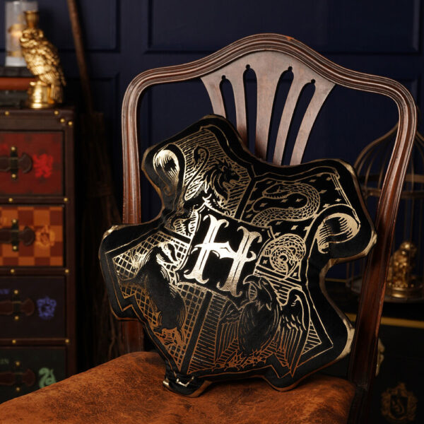 Harry Potter – Hogwarts Crest velvet cushion