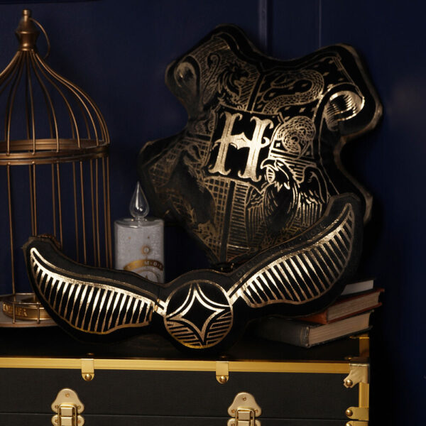 Harry Potter – Hogwarts Crest velvet cushion