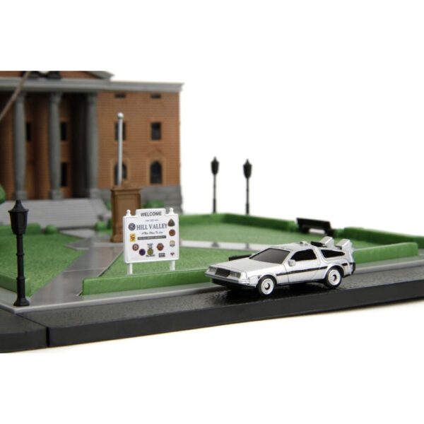img_471907_e31d3411ddaa6676fbf7b9b2b941924d_1.jpg Back to the Future – Hill Valley Courthouse Square diorama replica