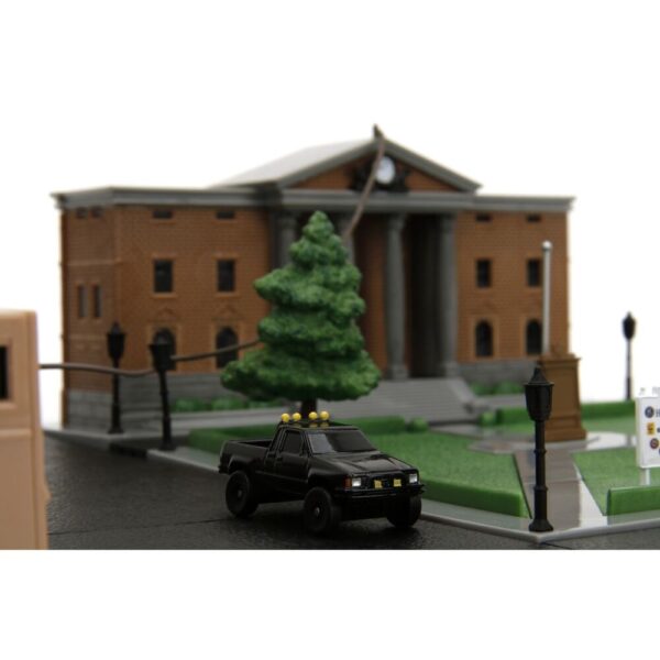 img_471909_e489f1a8ad0ac876670143571b32f0b5_1.jpg Back to the Future – Hill Valley Courthouse Square diorama replica