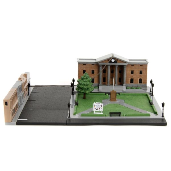 img_471910_fe652f7d264b75879ffe5f1adfac156e_1.jpg Back to the Future – Hill Valley Courthouse Square diorama replica